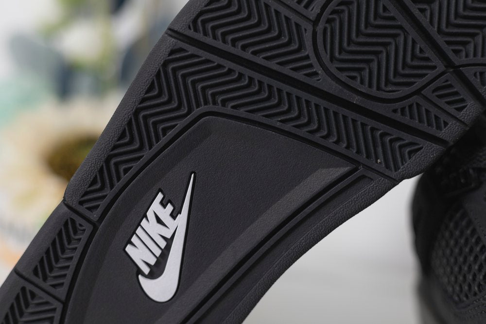 AIR JORDAN 4 X BLACK CAT (2025)