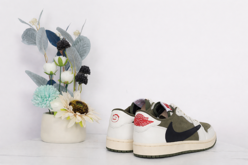 AIR JORDAN 1 RETRO LOW X TRAVIS SCOTT X MEDIUM OLIVE