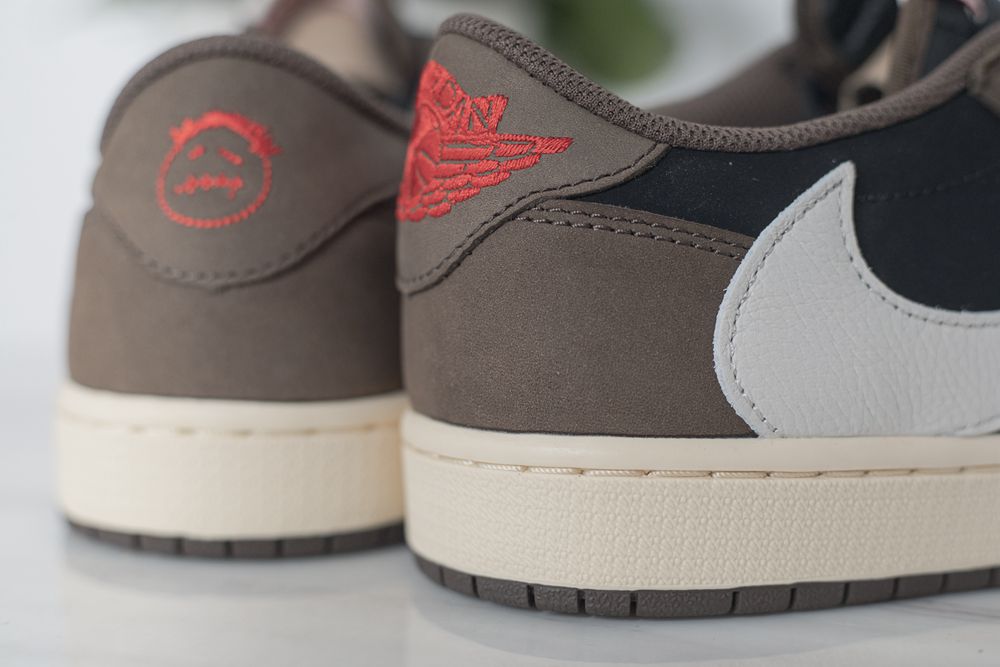 AIR JORDAN 1 LOW X TRAVIS SCOTT X DARK MOCHA