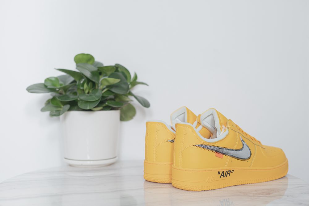 AIR FORCE 1 X OFF WHITE X UNIVERSITY GOLD