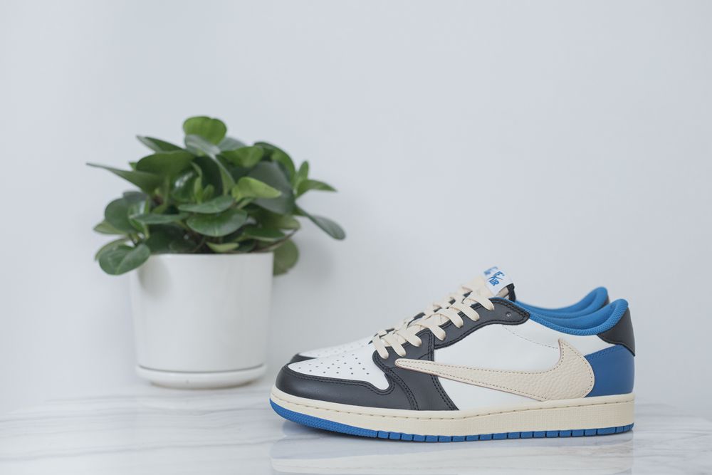 AIR JORDAN 1 LOW X TRAVIS SCOTT X FRAGMENT