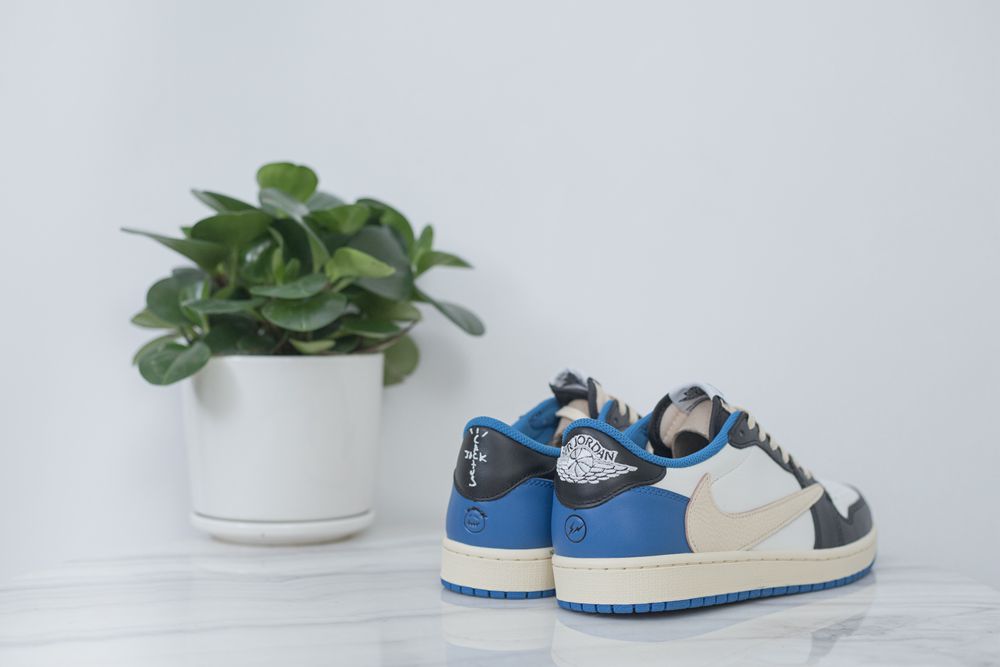 AIR JORDAN 1 LOW X TRAVIS SCOTT X FRAGMENT