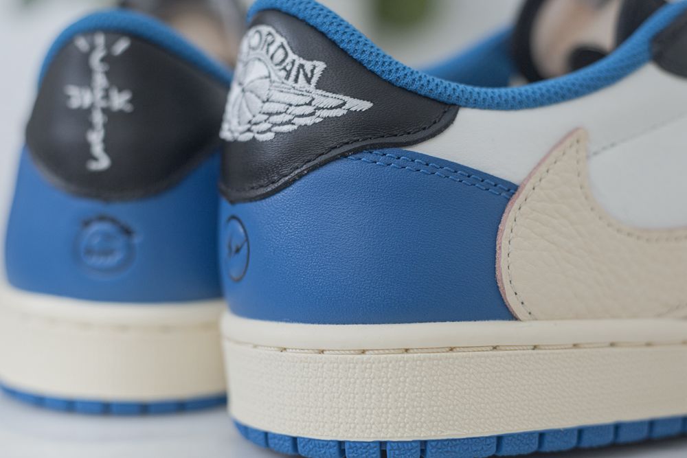 AIR JORDAN 1 LOW X TRAVIS SCOTT X FRAGMENT